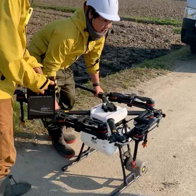 肥料散布ドローンの収納作業